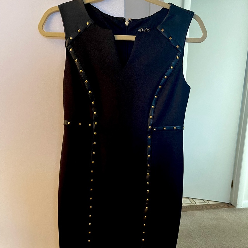 Black dress , above the knee zíper in the back. Thalia ( the singer)